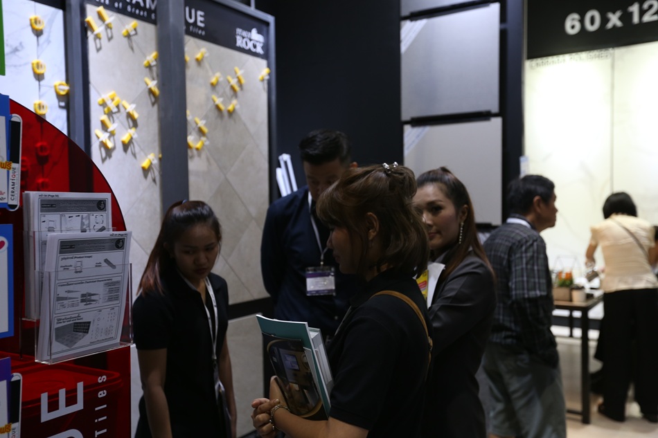 science of stopping trade show booth traffic