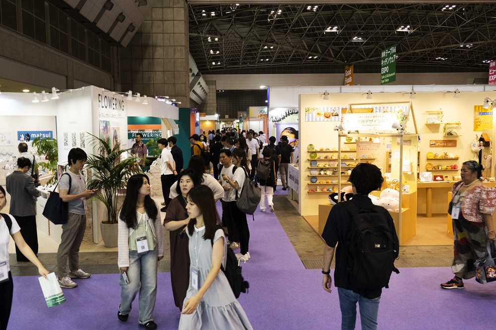 trade show attendees